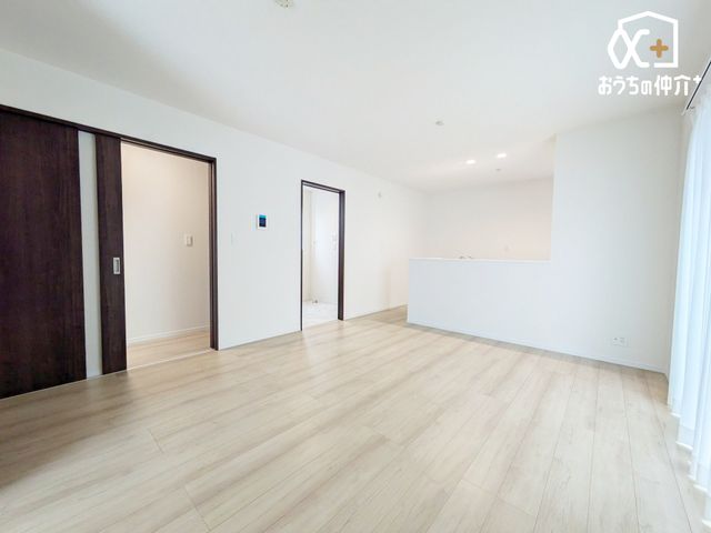 rO `Living`͋CLDKB̂т肭낮\t@AHyރ_CjOZbguĂ͂܂B