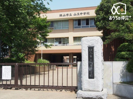 ���ӊ� �k��17���B�y���R�s���R�����w�Z�z�L���~�n���ɂ��т���w�Z�ŗΒn�����ӂɍL���钆�w�Z�ł��B 1290m