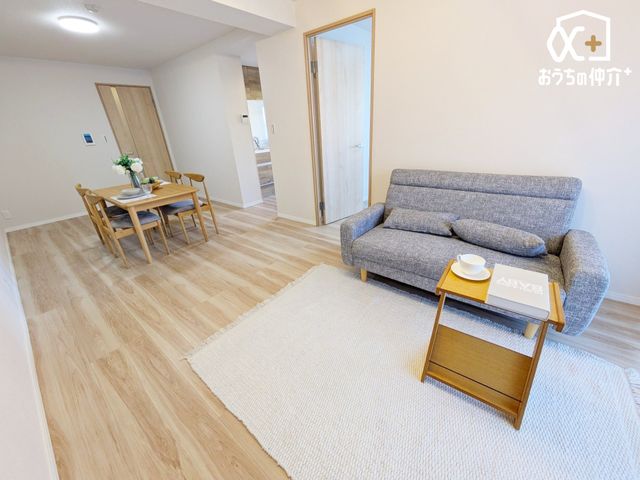 rO `Living`͋CLDKB̂т肭낮\t@AHyރ_CjOZbguĂ͂܂B