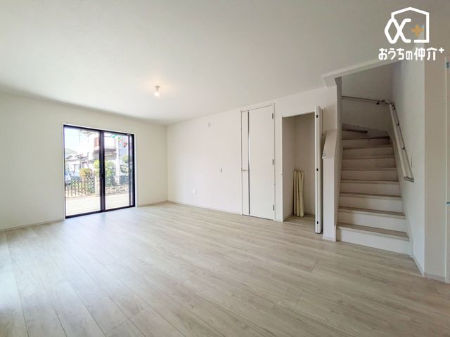 rO `Living`L݂ZԂLȂArOCKi̗pIuĂ܁[Ivu܁[Iv̐ʂAǂt@~[ɃIXX̃rOłB