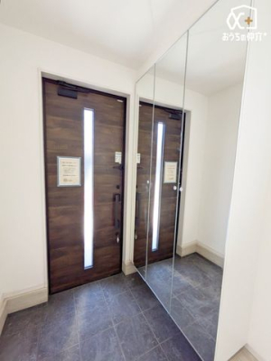  `E`Entrance`E`CifUCւ́AZޕ̖𖞂NIeBBA邲ƑAKC悭}E炬ɖԂ\Ă܂B