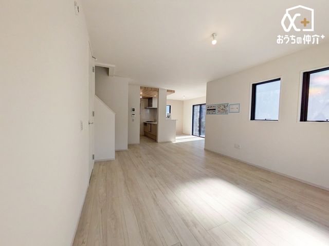 rO `Living`͋CLDKB̂т肭낮\t@AHyރ_CjOZbguĂ͂܂B