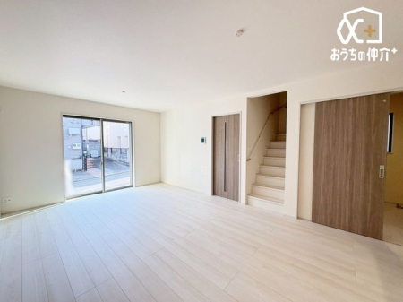 rO `Living`Ƒ݂Ȃu₩Ɍ₩ɉ߂悤ɁAD荞񂾃rO_CjOBKŉ₩ȃvCx[gԂłB