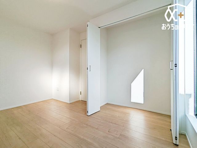 �q������ �q�������ɃI�X�X���ȂT�����m���̗l�q�B��e�ʂ̃N���[�[�b�g���t���Ă��邽�߁A���q�l�̕׋�����E�ߗށE�Q����֗��Ɏ��[�\�ł��B