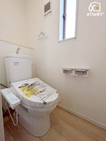 �g�C�� 2�K�g�C���̗l�q�ł��B1�K��2�K�ɂ��ꂼ�ꂲ�����܂��̂ŁA���̎��ԑтɂ����ݍ������ƂȂ����K�ɂ��g�����������܂��B