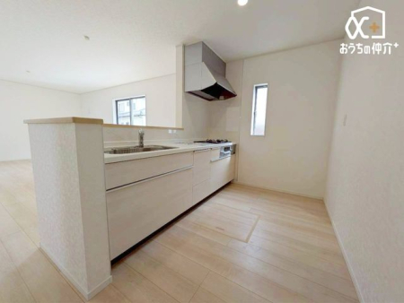 �L�b�`�� �`Kitchen�`�J�E���^�[�L�b�`���@���l�ڐ��̂�������ԁB�J�E���^�[�L�b�`���B�Ǝ������Ȃ�������q�l����ڂ𗣂��Ȃ��B���͂���l�l�ƒk�΂���B�J�E���^�[�L�b�`�������炱���\�ȓ���ł��B