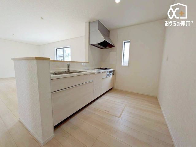 �L�b�`�� �`Kitchen�`�J�E���^�[�L�b�`���@���l�ڐ��̂�������ԁB�J�E���^�[�L�b�`���B�Ǝ������Ȃ�������q�l����ڂ𗣂��Ȃ��B���͂���l�l�ƒk�΂���B�J�E���^�[�L�b�`�������炱���\�ȓ���ł��B