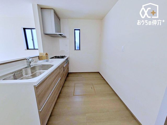 �L�b�`�� �L�b�`���ƃ_�C�j���O�𕪂��A�H��◿���̎󂯓n�������₷���Ζʎ��B���������Ȃ���Ƒ��ƃR�~���j�P�[�V���������܂��B���C�ɓ���̎G�݂�A���őf�G�ȃJ�t�F�̂悤�ȋ�ԉ��o���y���߂܂��B