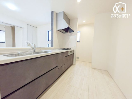 Lb` `Kitchen`JE^[Lb`@lڐ̂ԁBJE^[Lb`BƎȂqlڂ𗣂ȂB͂llƒk΂BJE^[Lb`炱\ȓłB