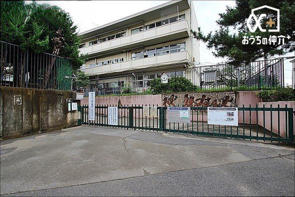 ӊ sJˑ񏬊wZ k5Ba47NݗBwԊсAWсALттގqڕWƂČfĂ܂B 400m