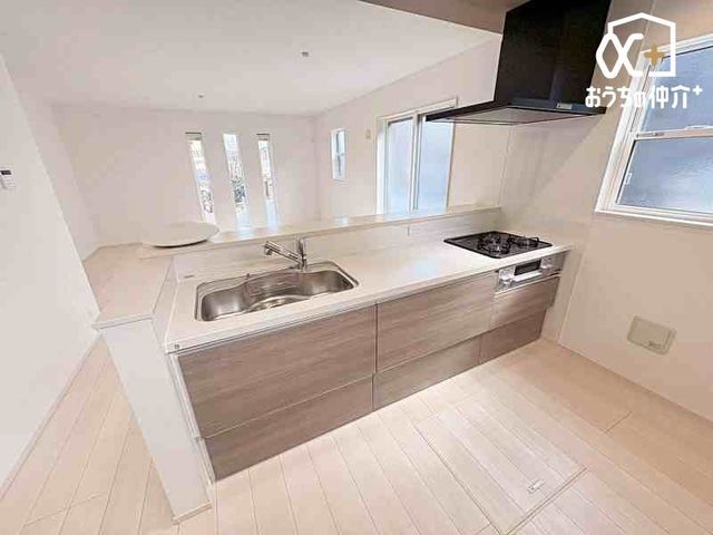 �L�b�`�� �����g���L�b�`�������炱���A�H���̏������y�������ԂɁA�Z�������ł��X���[�Y�ɖ��ʂȂ���Ƃł���A���������ȒP�ɂł���ȂǁA�������y��������L�b�`���X�y�[�X�ł��B