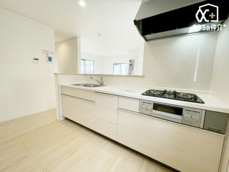 �L�b�`�� �`Kitchen�`�����g���L�b�`�������炱���A�H���̏������y�������ԂɁA�Z�������ł��X���[�Y�ɖ��ʂȂ���Ƃł���A���������ȒP�ɂł���ȂǁA�������y��������L�b�`���X�y�[�X�Ɏd�グ�܂����B