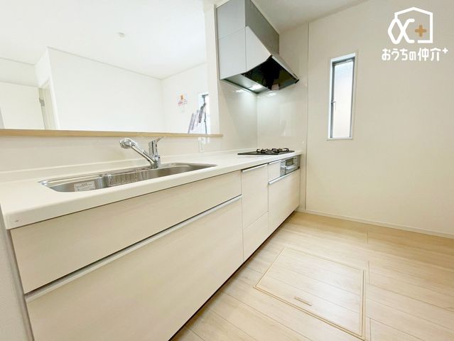 �L�b�`�� �`Kitchen�`�J�E���^�[�L�b�`���@���l�ڐ��̂�������ԁB�J�E���^�[�L�b�`���B�Ǝ������Ȃ�������q�l����ڂ𗣂��Ȃ��B���͂���l�l�ƒk�΂���B�J�E���^�[�L�b�`�������炱���\�ȓ���ł��B