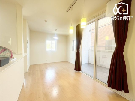 rO `Living`Ƒ݂Ȃu₩Ɍ₩ɉ߂悤ɁAD荞񂾃rO_CjOB摜͉ƋC[WƂȂ܂B