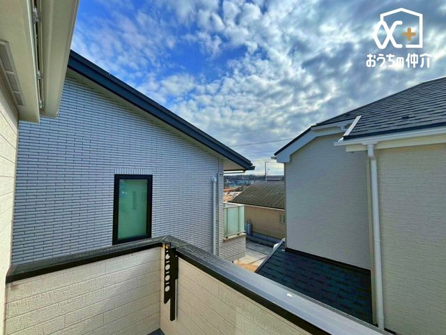 ���̑� �o���R�j�[����̒��]�B�J���I�Ȍi�F���L����܂��B