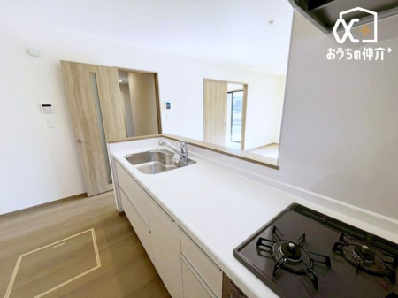 �L�b�`�� �Ƒ��̉�b���e�ފJ���I�ȃJ�E���^�[�L�b�`���I���r���O�����n����݌v�ŁA�����������q�l�̗l�q���m�F�ł��A�Ǝ��������Ɗy�������K�ɂȂ�܂��B