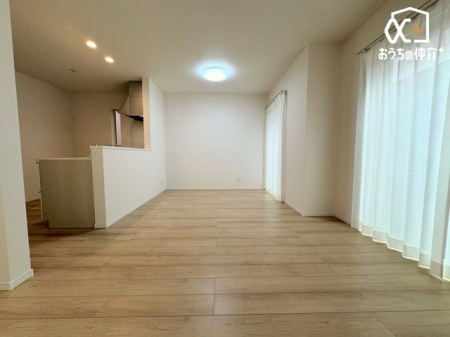 rO `Living`͋CLDKB̂т肭낮\t@AHyރ_CjOZbguĂ͂܂B