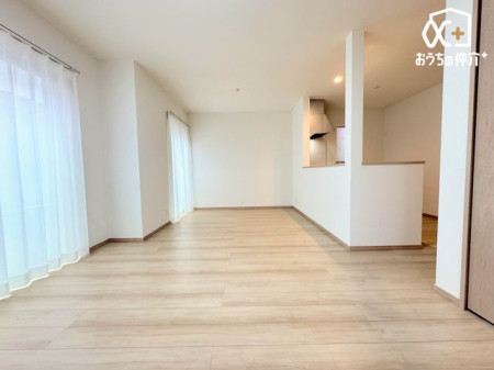 rO `Living`͋CLDKB̂т肭낮\t@AHyރ_CjOZbguĂ͂܂B