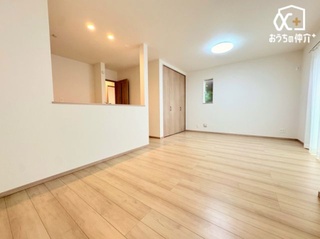 rO `Living`͋CLDKB̂т肭낮\t@AHyރ_CjOZbguĂ͂܂B