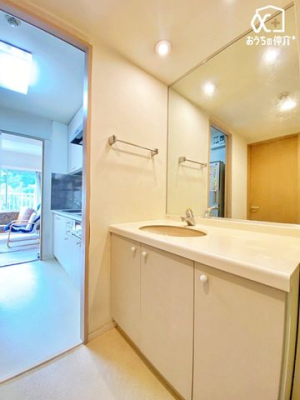 ���ʑ�E���ʏ� �������̂�����ʏ��́A�V���v���ł���Ȃ���@�\�I�ȃf�U�C���������B�L�߂̃X�y�[�X�Ǝ��[���[�����Ă���A�����̐g�x�x�₨����ꂪ�X���[�Y�ɍs���܂��B