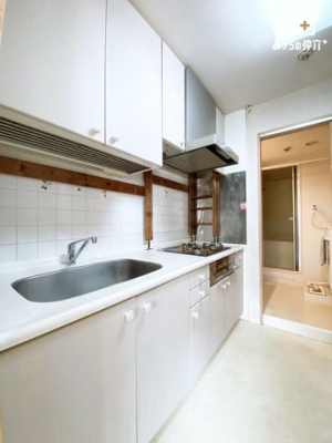 �L�b�`�� �����̍�Ƃ��y�����Ȃ�L�b�`���X�y�[�X�B�g������̗ǂ��z�u�Ǝ��[�͂ŁA�Ǝ��̌������A�b�v�B�Ƒ��Ƃ̎��Ԃ������Ə[�����܂��B