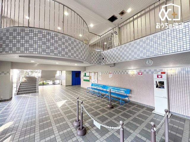 �G���g�����X �}���V�����̃G���g�����X�͏Z�܂��̊�B���邭�J���I�ȋ�Ԃ��A�Z�ޕ��◈�q�ɐS�n�悢��ۂ�^���܂��B