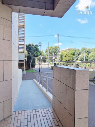 GgX }Vɂ̓X[v݂ĂAxr[J[Ԃ̏oSBȂq܂獂̕܂ŉKɕ点܂B