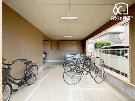 ���̑� �~�n�����փX�y�[�X�̗l�q�ł��B�J���玩�]�Ԃ�����Ă���鉮���t���̒��փX�y�[�X�ł��B