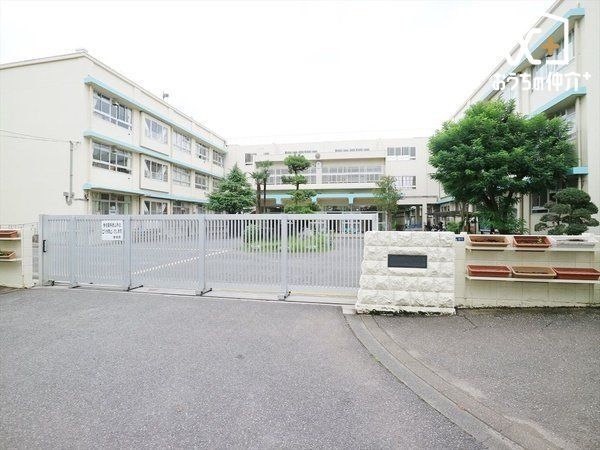 ���ӊ� �u�؎s���u�ؑ�񒆊w�Z �k��20���B��ʌ��u�؎s�ɂ���������w�Z�ł��B����ڕW:�E�C�A�M���ڎw���w�Z���́A���k�������������������Ă������Ƃ��ł���w�Z�v 1530m