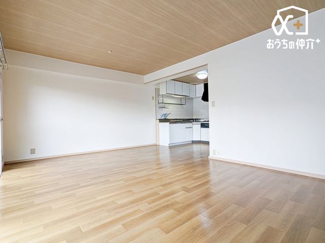 rO `Living`݂̂i`eCXgLDKB̂т肭낮\t@₨Hyރ_CjOZbguĂ͂܂B