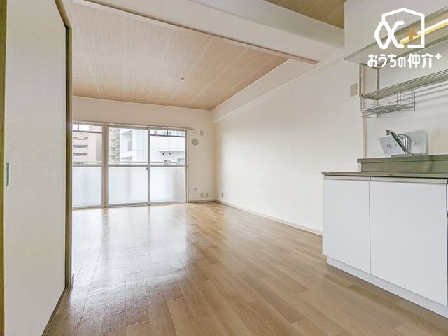 rO ƑRƏW܂PVrO̗lqłB Cɓ̃\t@[e[uuĂCɓ̋ԂɁB