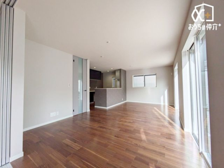 rO `Living`͋CLDKB̂т肭낮\t@AHyރ_CjOZbguĂ͂܂B