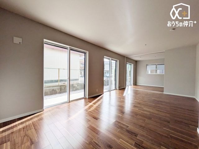 rO `Living`͋CLDKB̂т肭낮\t@AHyރ_CjOZbguĂ͂܂B