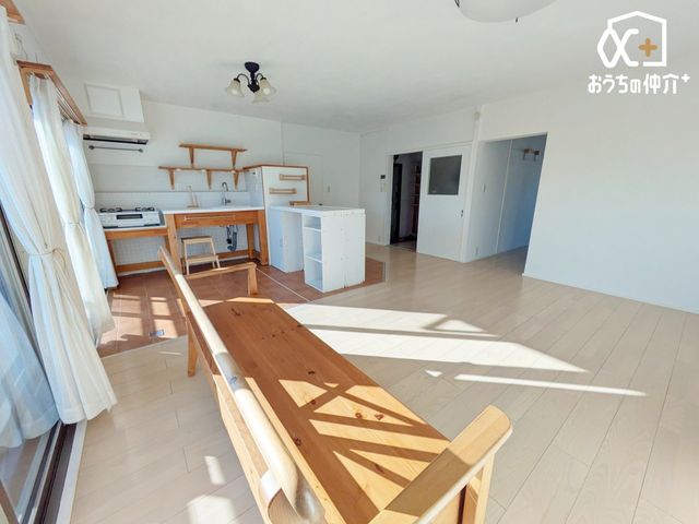 rO `Living`Ȃɂz郊rO͋CǂłˁBJ[ŎdグbNXԂłI