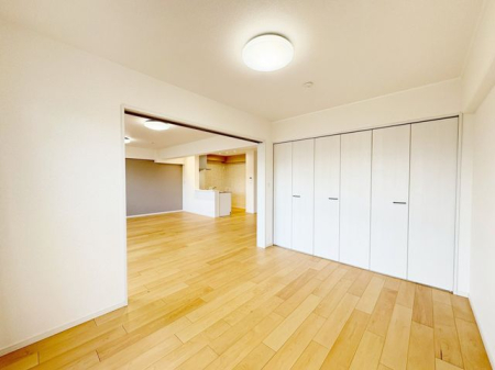 Q `Room`m̓i`ȃt[OƗF̕ǂACeAl̂ƂĂyłˁI