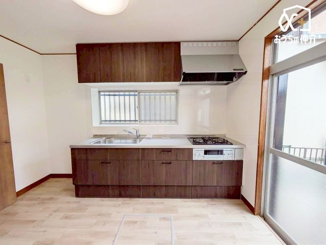 �L�b�`�� �`Kitchen�`�����g���L�b�`�������炱���A�H���̏������y�������ԂɁA�Z�������ł��X���[�Y�ɖ��ʂȂ���Ƃł���A���������ȒP�ɂł���ȂǁA�������y��������L�b�`���X�y�[�X�Ɏd�グ�܂����B