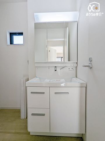 ʑEʏ O猩ւ܂̗lqłB񌻒nɑ^łB