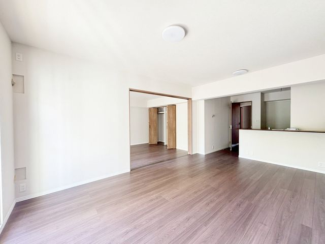 rO `Living`݂̂i`eCXgLDKB̂т肭낮\t@AHyރ_CjOZbguĂ͂܂B