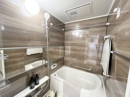  ̂ԂŃbNXoX^CBoX^uɂĊȂSƑ̂tbVB̔Ă鐴̂oX[B