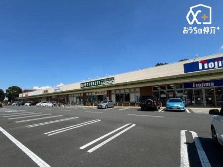 ���ӊ� �k��27���B�y�A�N���X�v���U���v���āz�����V���b�s���O�{�݁B10�X�܂������Ă���܂��B���ԏ�130����e�B 2100m