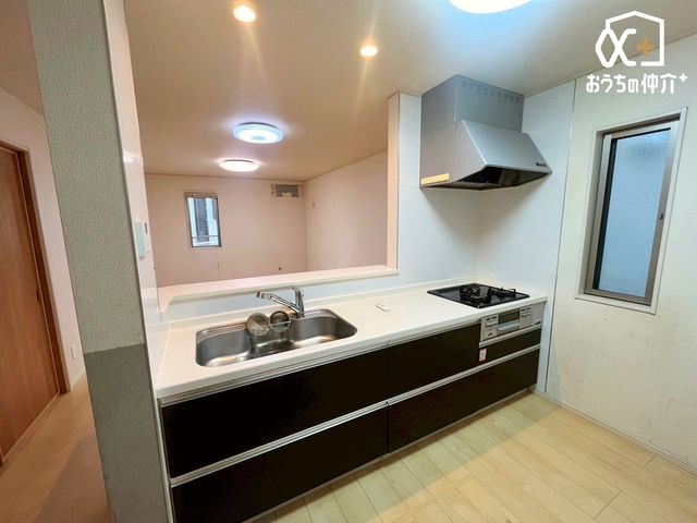 Lb` `Kitchen`JE^[Lb`@lڐ̂ԁBJE^[Lb`BƎȂqlڂ𗣂ȂB͂llƒk΂BJE^[Lb`炱\ȓłB