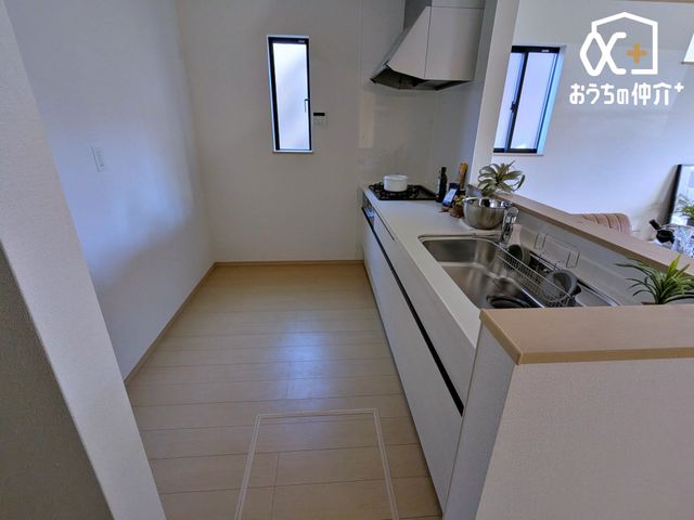 �L�b�`�� ��^�̗①�ɂ�A���[��u���Ă��������g����L�b�`���ɂȂ��Ă���܂��B�����͂��q�l�ƈꏏ�ɂ������̂����Ԃ����L���邱�Ƃ��\�ł��B�L�X�L�b�`���͉Ƃ̒��S�I�Ƒ��̉�b�������ƒe�݂܂��ˁI