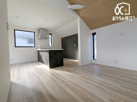 rO ƑRƏW܂郊rO̗lqłB Cɓ̃\t@[e[uuĂCɓ̋ԂɁB