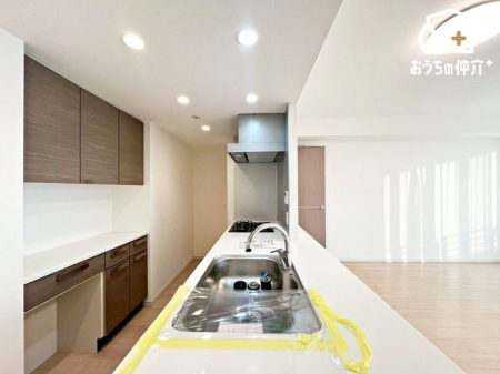  ^̗①ɂA[uĂgLb`ɂȂĂ܂B͂qlƈꏏɂ̂ԂL邱Ƃ\łBLXLb`͉Ƃ̒SIƑ̉bƒe݂܂ˁI