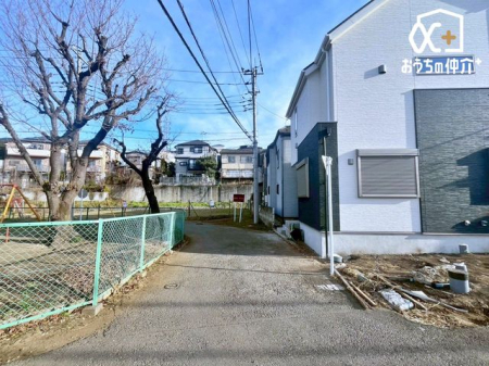 ���n�O�ώʐ^ ������悤�Ȑ��w�i�ɁA���X�ƘȂޓ@��́A���z�̉��b�𑶕��Ɏ󂯂�B�L�т₩�ŊJ���I�Ȓ��]�ƁA�����Ղ�ƍ~�蒍���z���ɁA�����ɏZ�܂��ґ�������Ǝ������Ē����܂�