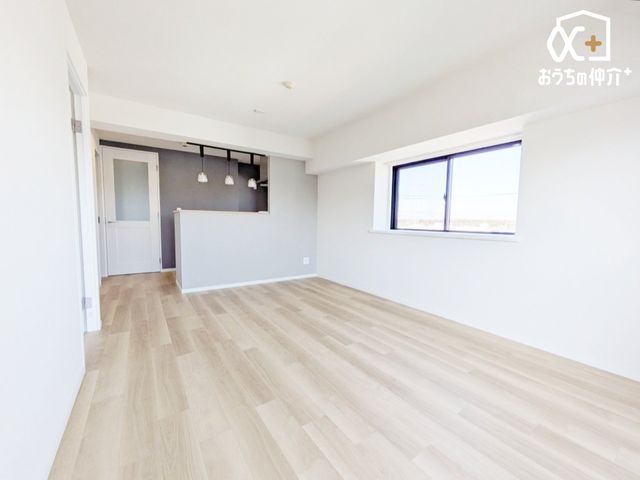 rO `Living`͋CLDKB̂т肭낮\t@AHyރ_CjOZbguĂ͂܂B