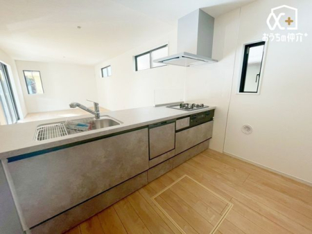 �L�b�`�� �`Kitchen�`�J�E���^�[�L�b�`���@���l�ڐ��̂�������ԁB�J�E���^�[�L�b�`���B�Ǝ������Ȃ�������q�l����ڂ𗣂��Ȃ��B���͂���l�l�ƒk�΂���B�J�E���^�[�L�b�`�������炱���\�ȓ���ł��B