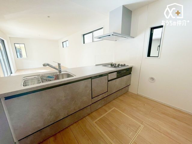 �L�b�`�� �`Kitchen�`�J�E���^�[�L�b�`���@���l�ڐ��̂�������ԁB�J�E���^�[�L�b�`���B�Ǝ������Ȃ�������q�l����ڂ𗣂��Ȃ��B���͂���l�l�ƒk�΂���B�J�E���^�[�L�b�`�������炱���\�ȓ���ł��B