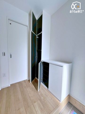 ���� ���ւɂ́A�V���[�Y�{�b�N�X�Ǝ��[�I�����ꂼ�ꂲ�����܂��B���֐�ɁA���o�����ɕK�v�ȃA�C�e�������낦�Ă�����̂����ꂵ���ł��ˁI