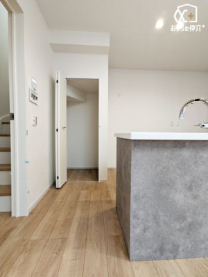 ���[ �H�i�̃X�g�b�N���ɕ֗��ȃp���g���[�ł��B